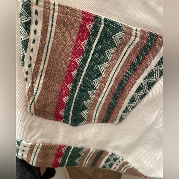 Levi’s White Denim Shorts with fun pattern detail! - Picture 6 of 6